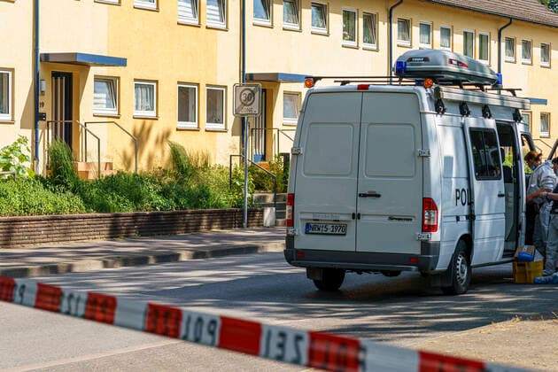 Bilder des Jahres 2021, News 06 Juni News Themen der Woche KW24 News Bilder des Tages Espelkamp, Deutschland 17. Juni 2021: Ein Fahrzeug der Spurensicherung am Tatort in Espelkamp. In dem Ort kam es heute zu einem Doppelmord. NRW Copyright: xFotostandx xReissx
