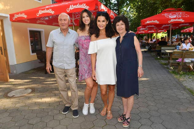 Bilder des Jahres 2021, Entertainment 06 Juni Entertainment Themen der Woche KW24 Entertainment Bilder des Tages Mariella Ahrens mit Eltern und Tochter Isabella von Faber-Castell bei der Premiere des Theaterstücks Das Blaue vom Himmel auf der Freilichtbühne Siebenbrunn. München, 17.06.2021