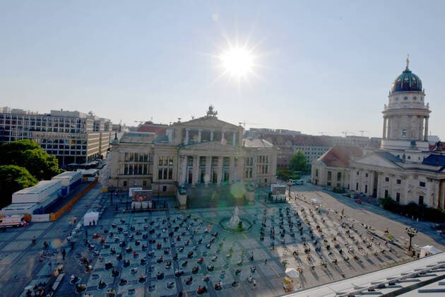 Bilder des Jahres 2021, Entertainment 06 Juni Entertainment Themen der Woche KW24 Entertainment Bilder des Tages Neuinszenierung 200 Jahre FREISCHÜTZ Blick von oben auf das Geschehen aus einem Hotel gegenüber Neuinszenierung 200 Jahre FREISCHÜTZ (1821) Open Air vor dem Konzerthaus, Inszenierung von La Fura, Chefdirigent Christoph Eschenbach, ein musikalischer Kinoabend, in einer warmen Sommernacht mit 500 Gästen im Kreis gesessen am Gendarmenmarkt Berlin am 18.06.2021