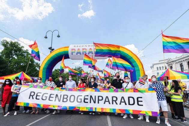 Bilder des Jahres 2021, News 06 Juni News Themen der Woche KW24 News Bilder des Tages WIEN 19.06.2021, WIEN, AUT, 25. Regenbogenparade in Wien, die gegen die Diskriminierung von Schwulen, Lesben und Transgender-Personen demonstrieren, im Bild Teilnehmer during the 25th Rainbow Parade, demonstrating against discrimination against gays, lesbians and transgender persons in WIEN, Austria on 2021 06 19.