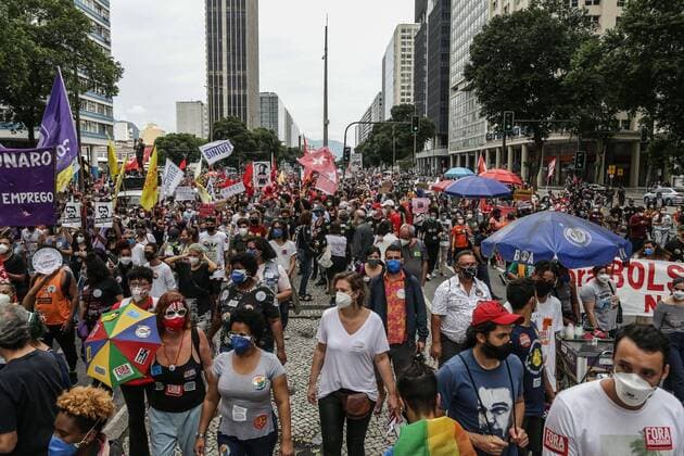 Bilder des Jahres 2021, News 06 Juni News Themen der Woche KW24 RIO DE JANEIRO (BRAZIL), 06 19 2021.- Opponents of the President of Brazil, Jair Bolsonaro, participate in a protest against his Government, in Rio de Janeiro, Brazil, 19 June 2021. The left protested again this Saturday in Brazil against President Jair Bolsonaro, the leader of a far-right denier, at a time when the country is close to 500,000 deaths from covid-19. Equipped with masks, thousands of people took to the streets in various capitals of the South American giant, including Rio de Janeiro, Recife and Brasilia, to demand the departure of the head of state for his management of the coronavirus pandemic, which is being investigated by a commission of the Senate. EFE Andre Coelho The left takes to the streets again in Brazil against Copyright: xAndréxCoelhox AME6898 20210619-637597337047620249
