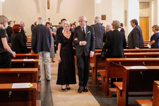 Bilder des Jahres 2021, Entertainment 06 Juni Entertainment Themen der Woche KW25 Entertainment Bilder des Tages Susanne Pillau, Hans-Juergen Schatz bei Auszug aus der kirche nach dem Trauergottesdienst für Horst Pillau in der Ev. Kirche zum Heilsbronnen, Berlin.