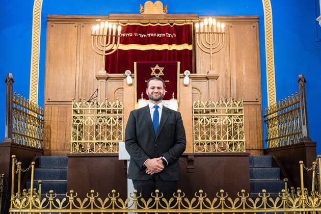 Bilder des Jahres 2021, News 06 Juni News Themen der Woche KW25 News Bilder des Tages Mit einer Zeremonie am in der Leipziger Synagoge ist Sachsens Landesrabbiner Zsolt Balla als Militaerbundesrabbiner Montag (21.06.2021) eingefuehrt worden. Erstmals seit mehr als 100 Jahren und 76 Jahre nach dem Holocaust wird es damit wieder juedische Militaerseelsorge in Deutschland geben. Der 42-jaehrige gebuertige Ungar wird ein noch zu errichtendes Militaerrabbinat in Berlin leiten und bis zu zehn Militaerrabbinern vorstehen. Sie sollen Seelsorger fuer juedische Soldatinnen und Soldaten sein und der gesamten Armee als Ansprechpartner zum Thema Judentum zur Verfuegung stehen. (Siehe epd-Meldung vom 21.06.2021) Deutschland hat jetzt einen Militaerbundesrabbiner