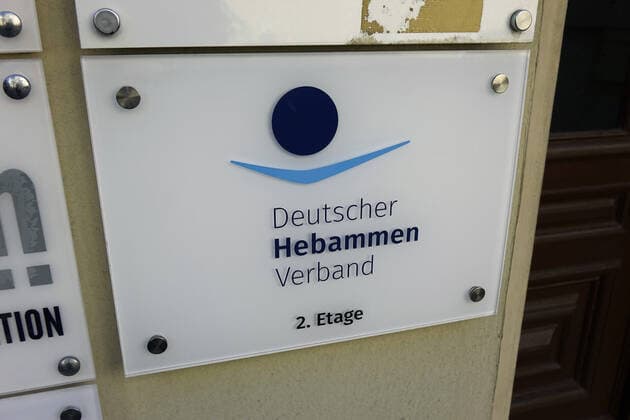 Schild Deutscher HebammenVerband Schild Deutscher HebammenVerband, 03.06.2021, Mitte, Berlin, Ein Schild befindet sich an einem Büro des Deutschen Hebammenverbandes.