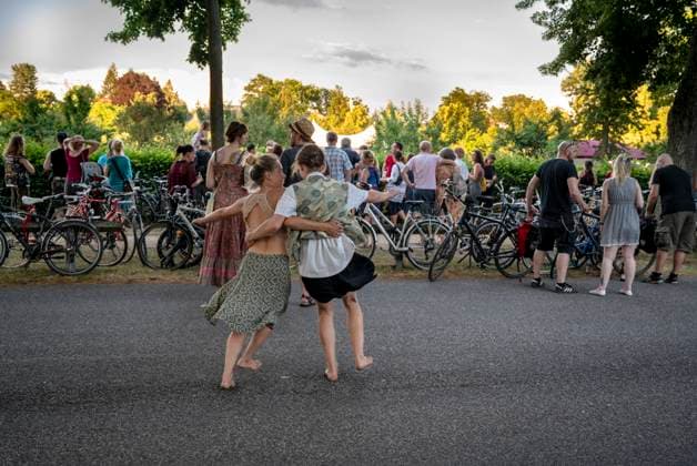 Musik Festival Kunst Tourismus Reisen 21.06.2021 Potsdam Landeshauptstadt Russische Kolonie Alexandrowka Fete de la Musique - in diesem Jahr wieder nach der vorjählichen Absage Corona bedingt feierten viele Menschen wie befreit den Sommeranfang und ie Sommersonnenwende. Hier in der Kolonie Alexandrowka mit der Band 44 Leningrad Russian Speed Folk Potsdam Alexandrowka Posdam Deutschland