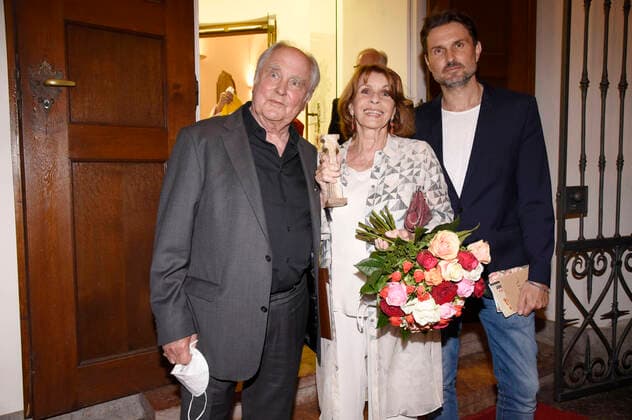 Bilder des Jahres 2021, Entertainment 06 Juni Entertainment Themen der Woche KW25 Entertainment Bilder des Tages Michael Verhoeven, Senta Berger und Simon Verhoeven bei der 20. Verleihung des Friedenspreises des Deutschen Films Die Brücke im Cuvillies Theater. München, 22.06.2021