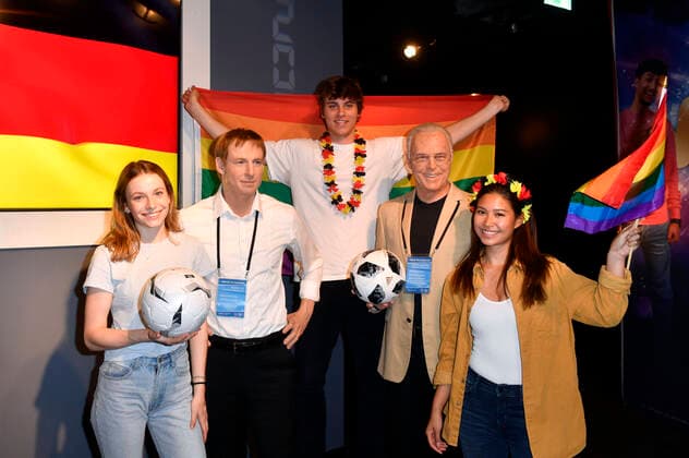 Bilder des Jahres 2021, Entertainment 06 Juni Entertainment Themen der Woche KW25 Entertainment Bilder des Tages Models mit den Wachsfiguren von Jürgen Klinsmann und Franz Beckenbauer bei der Eröffnung des neuen Madame Tussauds Bereichs Berlin 100! Von den goldenen Zwanzigern zur Stadt der Freiheit im Madame Tussauds. Berlin, 23.06.2021