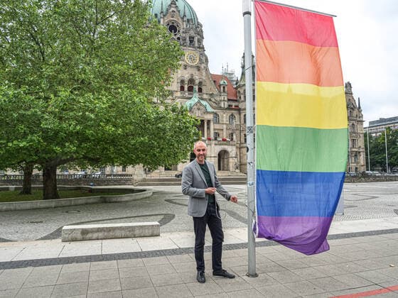 Bilder des Jahres 2021, News 06 Juni News Themen der Woche KW25 News Bilder des Tages Hannover zeigt Regenbogenflagge Hannovers Oberbürgermeister Belit Onay hisst selber die letzte der acht Regenbogenfahnen vor dem Neuen Rathaus Copyright: xBerndxGüntherx