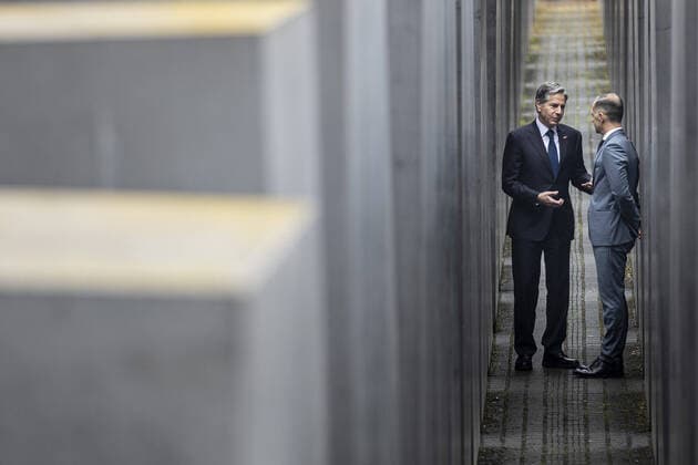 Bilder des Jahres 2021, News 06 Juni News Themen der Woche KW25 News Bilder des Tages (R-L) Heiko Maas, Bundesaussenminister, und Antony Blinken, Aussenminister der Vereinigten Staaten von Amerika, aufgenommen im Rahmen eines gemeinsamen Besuches des Holocaust-Mahnmals in Berlin, 24.06.2021. Berlin Germany