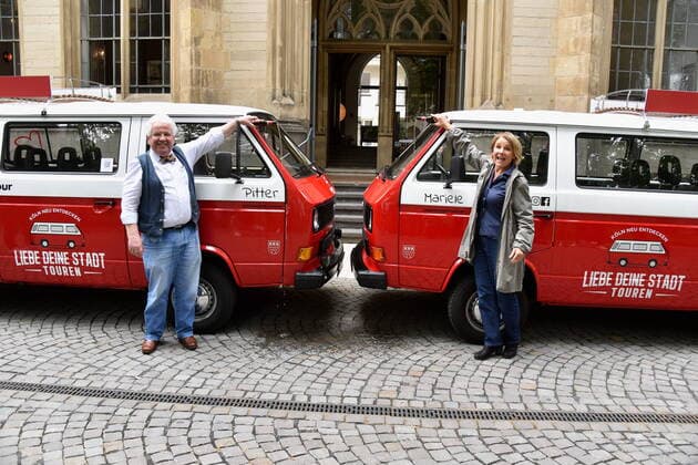 Bilder des Jahres 2021, Entertainment 06 Juni Entertainment Themen der Woche KW25 Entertainment Bilder des Tages Schauspieler Peter Millowitsch und Mariele Millowitsch taufen VW Oldtimer Billis T3 auf die Namen Pitter und Mariele . Mit diesem Bussen können Liebe deine Stadt - Touren durch Köln gebucht werden.