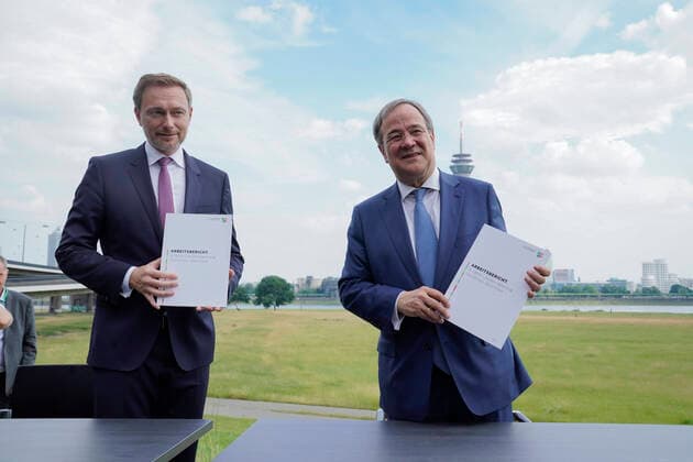 Bilder des Jahres 2021, News 06 Juni News Themen der Woche KW25 News Bilder des Tages Jubilaeum der Unterzeichnung des Koalitionsvertrages zwischen CDU und FDP in Nordrhein-Westfalen Aktuell, 25.04.2021, Berlin, Ministerpraesident Armin Laschet (CDU) von Nordrhein-Westfalen, CDU-Vorsitzender und Kanzlerkandidat gemeinsam mit Christian Lindner (FDP) und des Landesvorsitzenden der Freien Demokraten mit dem Arbeitsbericht der beiden Parteien in Haenden zum Jubilaeum der Unterzeichnung des Koalitionsvertrages zwischen CDU Nordrhein-Westfalen und FDP Nordrhein-Westfalen und bei der Pressekonferenz zum Jubilaeum der Unterzeichnung des Koalitionsvertrages zwischen CDU Nordrhein-Westfalen und FDP Nordrhein-Westfalen auf der Rheinwiese gegenueber dem Landtag in Duesseldorf Duesseldorf Nordrhein-Westfalen Deutschland