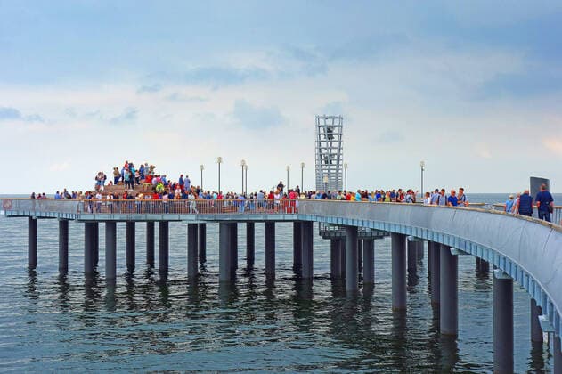 Bilder des Jahres 2021, News 06 Juni News Themen der Woche KW25 News Bilder des Tages Heute am 25.06.2021 wurde offiziell die neue Seebrücke in Koserow eröffnet. Die kosten insgesamt knapp von 7,4 Millionen Euro. Ein acht Meter hoher Glockenturm wurde auf dem Seebrückenkopf installiert, auch eine Liegelandschaft und Sitze wurden eingerichtet. (Seebad Koserow 25.06.2021) Corona