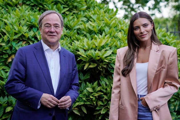 Bilder des Jahres 2021, Entertainment 06 Juni Entertainment Themen der Woche KW25 Entertainment Bilder des Tages Armin Laschet trifft Sophia Thomalla Aktuell, 25.06.2021, Düsseldorf Ministerpraesident Armin Laschet (CDU) von Nordrhein-Westfalen, CDU-Vorsitzender und Kanzlerkandidat gemeinsam mit Sophia Thomalla die Schauspielerin, Moderatorin und Investorin bei der Ankunft in der Landesgeschaeftsstelle Nordrhein-Westfalen bei dem Termin Facebook live Armin Laschet trifft Sophia Thomalla Duesseldorf Nordrhein-Westfalen Deutschland