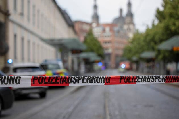 Bilder des Jahres 2021, News 06 Juni News Themen der Woche KW25 Wuerzburg, Innenstadt, 25.06.2021, Amoklauf in Wuerzburg mit drei Toten und Schwerverletzten Bild: Absperrungen in Wuerzburg Copyright: HMBxMedia xHeikoxBecker