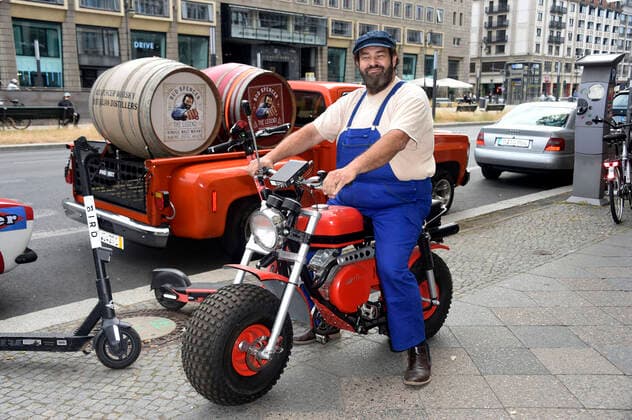 Bilder des Jahres 2021, Entertainment 06 Juni Entertainment Themen der Woche KW25 Entertainment Bilder des Tages Bud Spencer Double Rico Weidner beim Pre-Opening vom Bud Spencer-Museum im Palazzo Italia - Römischer Hof. Berlin, 25.06.2021
