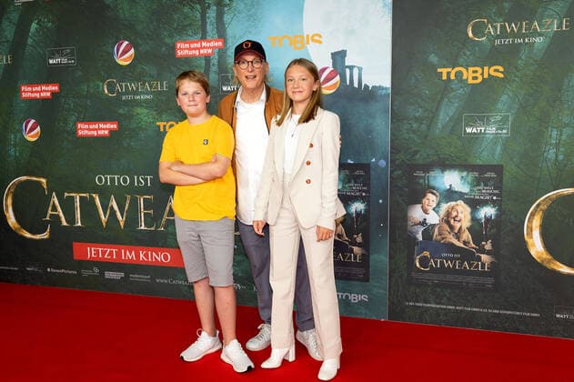 Bilder des Jahres 2021, Entertainment 06 Juni Entertainment Themen der Woche KW25 Julius Weckauf, Otto Waalkes und Gloria Terzic, die Hauptdarsteller bei der Catweazle Kino Premiere am 27.06.2021 in Bochum Catweazle Kino Premiere mit Otto Waalkes in Bochum