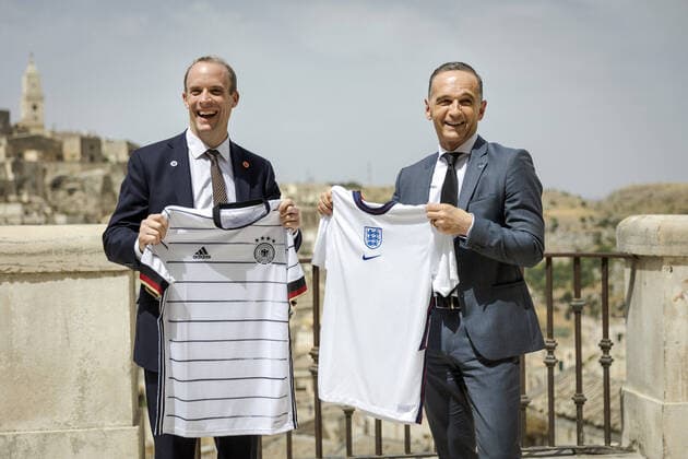 News Themen der Woche KW26 Bilder des Jahres 2021, News 06 Juni News Bilder des Tages Heiko Maas, Bundesaussenminister, (R) und Dominic Raab, Aussenminister des Vereinigten Koenigreichs Grossbritannien und Nordirland, (L) tauschen Trikots anlaesslich des Laenderspiels am Abend am Rande des Treffens der G20-AussenministerInnen in Matera. Matera, 29.06.2021. Matera Italy
