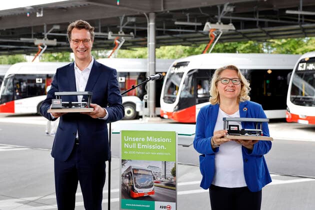Hendrik Wüst und Svenja Schulze beim Besuch von Umweltministerin Svenja Schulze und NRW-Verkehrsminister Hendrik Wüst bei der KVB Köln mit symbolischer Inbetriebnahme der neuen Ladeinfrastruktur für Elektro-Busse. Köln, 29.06.2021