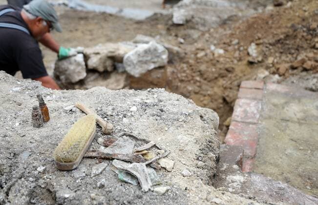 Bilder des Jahres 2021, News 06 Juni Oberkirche Bad Frankenhausen 30.06.2021 , Bad Frankenhausen, Oberkirche, bei Umgestaltungsarbeiten wurden durch das Thüringer Landesamt für Denkmalschutz und Archäologie Grüften aus dem 18.Jahrhundert freigelegt, heute werden Zwischenstände der Untersuchungen präsentiert im Bild: Fundstücke, im Hintergrund wird weiteres freigelegt