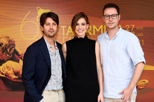 Bilder des Jahres 2021, Entertainment 07 Juli Entertainment Bilder des Tages Paolo Strippoli, Matilda Lutz und Roberto De Feo beim Photocall zum Netflix-Film A Classic Horror Story auf dem 67. Taormina Film Fest 2021 im Palazzo dei Congressi auf Sizilien. Taormina, 01.07.2021
