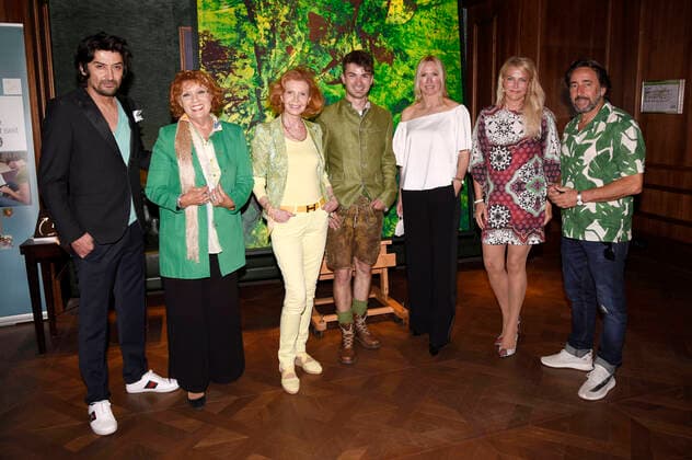 Bilder des Jahres 2021, Entertainment 07 Juli Entertainment Bilder des Tages Adrian Can, Sarah Laux, Jutta Kammann, Andreas Hastreiter, Simone von Anhalt, Ursula Gottwald und Dieter Landuris bei der Benefiz Kunstauktion in der Jahreszeiten Bar im Hotel Vier Jahreszeiten Kempinski. München, 01.07.2021