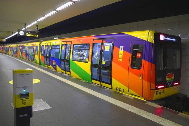 Bilder des Jahres 2021, News 07 Juli News Themen der Woche KW26 Entertainment Bilder des Tages Auf der Linie U2 der BVG verkehrt seit gestern ein neuer U-Bahnzug in Regenbogenfarben zwischen Pankow und Ruhleben.