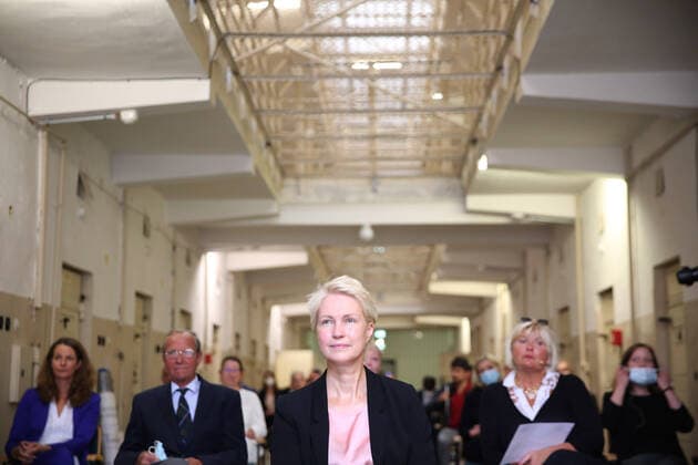 Bilder des Jahres 2021, News 07 Juli News Themen der Woche KW26 News Bilder des Tages Die Ministerpräsidentin des Landes Mecklenburg Vorpommern Manuela Schwesig besucht am Freitag (02.07.2021) in Rostock die ehemalige Stasi-Untersuchungshaftanstalt. Dort hält sie u.a. ein Grußwort und macht einen Rundgang. Die heutige Dokumentations- und Gedenkstätte wurde in den zurückliegenden Jahren grundlegend renoviert. Das Land hat die Sanierung der Gedenkstätte mit 2,4 Millionen Euro gefördert. Der Bund hat sich mit weiteren 1,8 Millionen Euro an der Maßnahme beteiligt. Denn die Dokumentations- und Gedenkstätte gibt einen ganz besonderen Einblick in die Arbeit der Staatssicherheit, die Haftbedingungen in der Anstalt und die Verhörmethoden der Stasi.