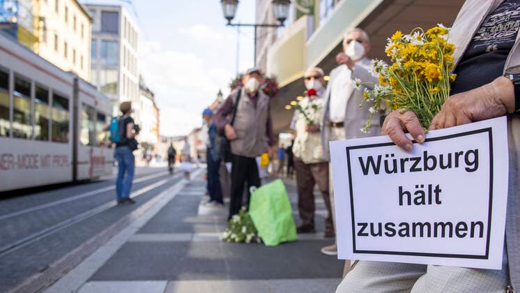 Bilder des Jahres 2021, News 07 Juli News Themen der Woche KW26 News Bilder des Tages 02.07.2021, Wuerzburg trauert – Menschenkette und Demos von AFD und Antifa, GER, Wuerzburg, Innenstadt Bild: v. li. Wuerzburg trauert mit einer Menschenkette vom Tatort bis zum Rathaus Copyright: HMBxMedia xHeikoxBecker