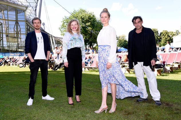 Bilder des Jahres 2021, Entertainment 07 Juli Jan Krauter, Luisa-Celine Gaffron, Susanne Bormann und Martin Feifel bei der Premiere des Fernsehfilms 3 1 2 Stunden auf dem 38. Filmfest München im Open Air Kino am Olympiasee. München, 02.07.2021