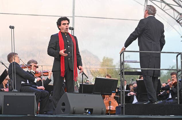 Bilder des Jahres 2021, Entertainment 07 Juli Generalprobe zum Auftritt des Startenors Rolando Villazon, der Sopranistin Regula Mühlemann und dem Brucknerorchester mit dem Dirigenten Markus Poschner, als Open Air Konzert, auf der Halbinsel Toscana, in Gmunden, im Rahmen der Salzkammergut Festwochen 2021 in Gmunden, am 02.07.21. Das Bild zeigt den Startenor Rolando Villazon mit dem Bruckner Orchester Linz und seinem Dirigenten Markus Poschner 2021 - Generalprobe zum Auftritt des Startenors Rolando Villazon, der Sopranistin Regula Mühlemann und dem Brucknerorchester mit dem Dirigenten Markus Poschner, als Open Air Konzert, auf der Halbinsel Toscana, in Gmunden, im Rahmen der Salzkammergut Festwochen 2021 in Gmunden, am 02.07.21