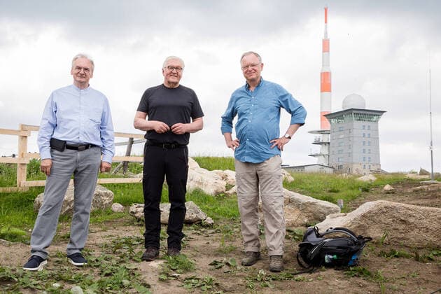 Bilder des Jahres 2021, News 07 Juli News Themen der Woche KW26 News Bilder des Tages Wernigerode Bundespräsident Steinmeier wandert auf dem Brocken Bundespräsident Fank-Walter Steinmeier (m) wandert im Rahmen seiner Aktion Schritt für Schritt vom Brocken aus mit Stephan Weil (re) und Reiner Haseloff (li) zwischen Sachsen-Anhalt und Niedersachsen am 4. Juli 2021, Brochen Sachsen-Anhalt Deutschland, Copyright: xSocher xEibner-Pressefotox EP_kso