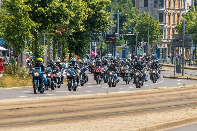 Bilder des Jahres 2021, News 07 Juli News Themen der Woche KW26 News Bilder des Tages Motorraddemonstration in Leipzig. Mehr als 10000 Motorradfahrer demonstrieren zur Stunde in Leipzig gegen ein geplantes Lautstärkeverbot bei Motorrädern. 2020 kamen bei einer ähnlichen Demo 16000 Menschen. Die Polizei sichert die Straßen ab, es kommt zu einem Verkehrschaos