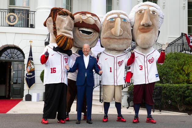 Bilder des Jahres 2021, News 07 Juli News Themen der Woche KW26 News Bilder des Tages July 4, 2021, Washington, District of Columbia, USA: United States President Joe Biden poses with The Racing Presidents, representing, from left to right, Abraham Lincoln (16), Theodore Roosevelt (26), George Washington (1), and Thomas Jefferson (3), who perform in between innings at Washington Nationals home baseball games, on the South Lawn of the White House during a celebration of Independence Day in Washington, DC, USA, 04 July 2021 Washington USA - ZUMAs152 20210704_zaa_s152_024 Copyright: xMichaelxReynoldsx-xPoolxViaxCnpx