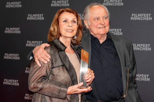 Bilder des Jahres 2021, Entertainment 07 Juli Entertainment Bilder des Tages Senta Berger mit Ehemann Michael Verhoeven bei der Verleihung vom CineMerit Award an Senta Berger auf dem 38. Filmfest München 2021 im Gasteig. München, 04.07.2021