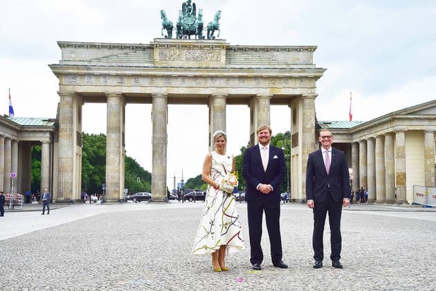 Bilder des Jahres 2021, Entertainment 07 Juli Fototermin mit den Royals William und Maxima Fototermin mit I.I.M.M. Foto mit König Willem-Alexander und Königin Maxima der Niederlande sowie dem Regierenden Bürgermeister Michael Müller, am Brandenburger Tor in Berlin am 05.07.2021