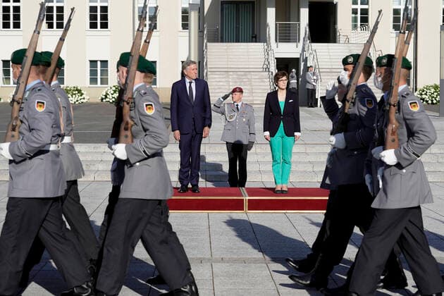 Bilder des Jahres 2021, News 07 Juli News Bilder des Tages Bundesministerin der Verteidigung empfaengt den Verteidigungsminister des Grossherzogtum Luxemburg zu einem offiziellem Besuch Aktuell, 05.07.2021, Berlin, Bundesministerin der Verteidigung Annegret Kramp-Karrenbauer empfaengt mit militaerischen Ehren den Verteidigungsminister des Grossherzogtum Luxemburg Francois Bausch zu einem offiziellem Besuch im Bundesverteidigungsministerium Berlin Berlin Deutschland
