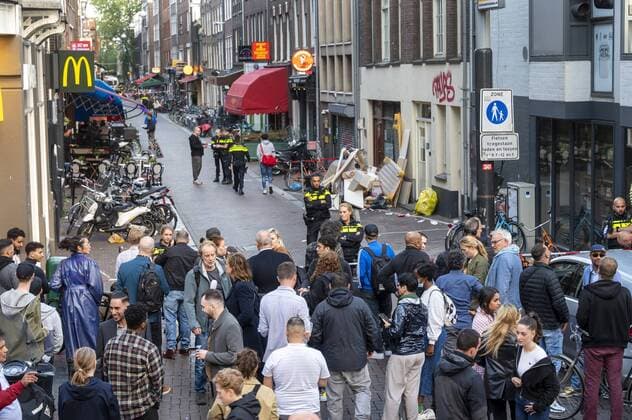 Bilder des Jahres 2021, News 07 Juli News Bilder des Tages AMSTERDAM - A man was shot on Lange Leidsedwarsstraat. Several emergency services have arrived. ANP EVERT ELZINGA Copyright: xHollandsexHoogtex xxANPx x433489122x
