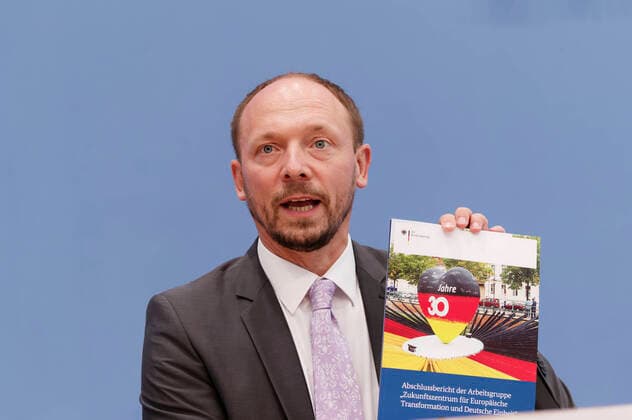Bilder des Jahres 2021, News 07 Juli News Bilder des Tages Wanderwitz stellt Bericht Deutsche Einheit vor 2021-07-07 - Deutschland, Berlin - Bundespressekonferenz: Der Beauftragte der Bundesregierung für die neuen Bundesländer, Parlamentarischer Staatssekretär Marco Wanderwitz, stellt den jahresbericht zum Stand der Deutschen Einheit 2021 vor.
