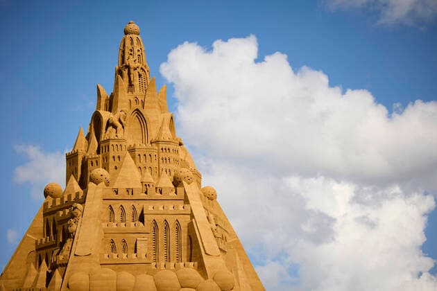 Bilder des Jahres 2021, News 07 Juli News Bilder des Tages fVerdens hoejeste sandskulptur er under opfoerelse i Blokhus onsdag den 7. juli 2021. Den hollandske designer Wilfred Stijger staar bag vaerket som er inspireret af covid-19 pandemien foto : Claus Bjoern Larsen Scanpix 2021 , Denmark Copyright: ClausxBjoernxLarsenx COP108 spdk20210707-183244-L