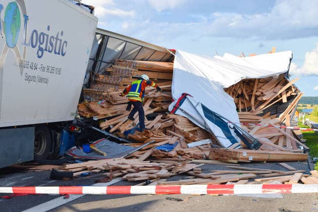 Bilder des Jahres 2021, News 07 Juli News Bilder des Tages Massive Zerstörung bei schwerem Lkw-Unfall am Stauende auf A6 bei Bad Rappenau: 40-Tonner kracht am Stauende in Heck von Sattelzug und schiebt diesen auf vor ihm stehenden Tieflader - zwei Fahrerhäuser total zertrümmert, eines wird komplett abgerissen Es ist erneut die Autobahn A6 bei Bad Rappenau nahe Heilbronn, welche am Mittwochabend bereits den dritten Tag in Folge zum Hotspot eines schweren Lkw-Unfalls wird. Copyright: xEinsatz-Report24x xLeonardxBuchnerx