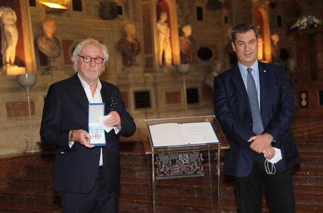 Verleihung des Bayerischen Verdienstorden 2020 im Antiquarium der Münchner Residenz durch den Bayerischen Ministerpräsidenten Dr.Markus Söder Ministerpräsident Dr. Markus Söder verleiht den Bayerischen Verdienstorden an Günther Maria Halmer, München Bayern Deutschland Antiquarium der Münchner Residenz