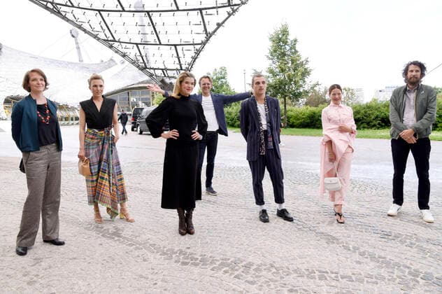 Bilder des Jahres 2021, Entertainment 07 Juli Entertainment Bilder des Tages Miriam Düssel, Lena Stahl, Anke Engelke, Christoph Gröner, Jonas Dassler, Hannah Herzsprung und Jakob Graf bei der Premiere des Kinofilms Mein Sohn auf dem 38. Filmfest München im Open Air Kino am Olympiasee. München, 09.07.2021