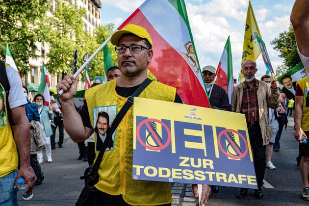Exil-Iraner und Anhänger des Nationalen Widerstandsrates des Iran (NCRI) protestieren in Berlin gegen die iranische Regierung. Die Demonstraten fordern mehr Menschenrechte und die Abschaffung der Todesstrafe. Iranian exiles and supporters of the National Council of Resistance of Iran (NCRI) protest against the Iranian government in Berlin. The demonstrators demand more human rights and the abolition of the death penalty. snapshot-photography M.Czapski