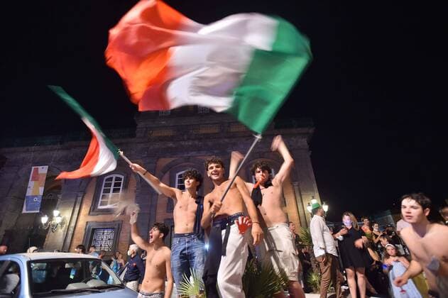 Bilder des Jahres 2021, News 07 Juli News Bilder des Tages News Bilder des Tages Foto IPP Felice De Martino Napoli 12 07 21 Calcio Festeggiamenti per il centro di Napoli dopo la vittoria degli europei da parte dell Italia Nella foto: Festeggiamneti dopo la vittoria degli europei Italy Photo Press World Copyright