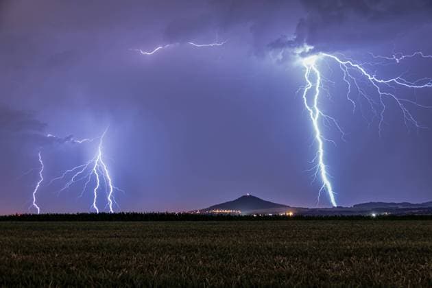 Bilder des Jahres 2021, News 07 Juli News Themen der Woche KW28 Görlitz - Blitze zucken an der Landeskrone 13.07.2021, 22:00 Uhr Görlitz, Landeskrone Fotograf: LausitzNews.de Thomas Hurny In der Nacht zum Mittwoch zuckten zahlreiche Blitze über der Lausitz. So aauch an der Landeskrone in Görlitz. Hell erleutete das Gewitter den Hausberg der Görlitzer. Auch am Mittwoch sollen weitere Gewitter über die Lausitz ziehen. Görlitz Sachsen Deutschland Copyright: xLausitzNews.de xThomasxHurnyx
