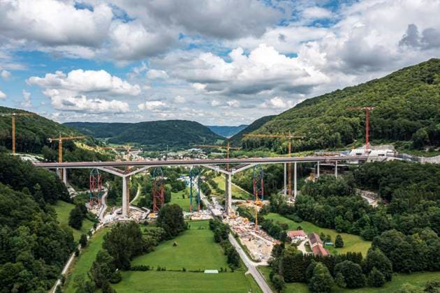 Bilder des Jahres 2021, News 07 Juli News Themen der Woche KW28 News Bilder des Tages Eine der höchsten Eisenbahnbrücken in Deutschland ist fertig gebaut. Die rund 500 Meter lange Filstalbrücke ist Teil der künftigen Hochgeschwindigkeitsstrecke Stuttgart - Ulm. Mit einem Festakt feierte die Bahn den Brückenschlag in 85 Metern Höhe. Damit ist die Brücke nach Bahnangaben die dritthöchste Eisenbahnbrücke in Deutschland. Im Dezember 2022 rollen hier die ersten Züge. Drohnenaufnahme. Deutschland, Baden-Württemberg, Mühlhausen im Täle, 14.07.2021.