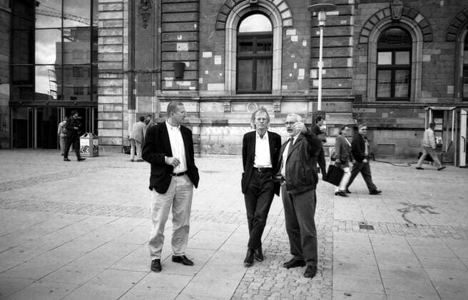 Timm Ulichs mit dem Baureferat der Stadt Magdeburg auf dem Bahhofsvorplatz für die geplante Erdachse, 19.9.1997