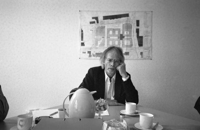 Timm Ulichs im Baureferat der Stadt Magdeburg zur Besprechung der projektierten Erdachse auf dem Vorplatz des HBF, 19.9.1997