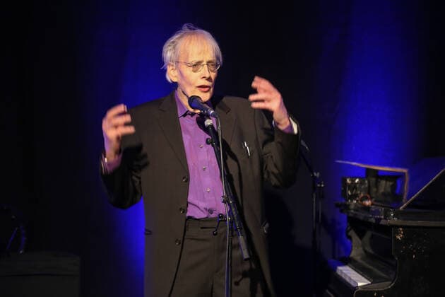 Timm Ulrichs spricht anlässlich der Vernissage seiner Ausstellung Ich, Gott & die Welt. 100 Tage, 100 Werke, 100 Autoren , im Haus am Lützowplatz, Berlin, 6.3.2020