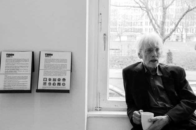 Timm Ulrichs in seiner Ausstellung Ich, Gott & die Welt. 100 Tage, 100 Werke, 100 Autoren , im Haus am Lützowplatz, Berlin, 12.3.2020